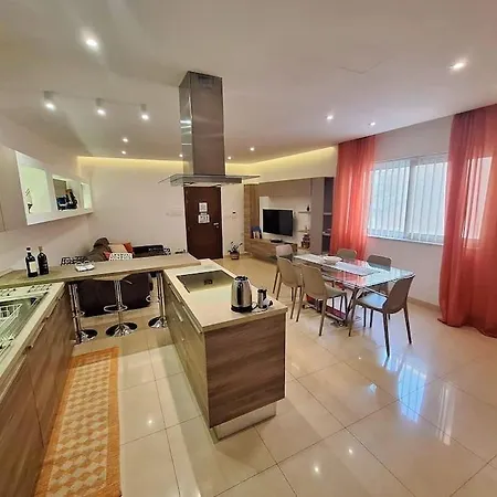 Rare Central 3 Bed شقة
