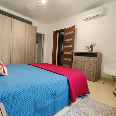 Rare Central 3 Bed Apartment *